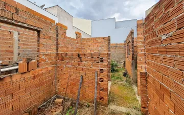 Terreno com construção iniciada