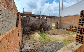 Terreno com construção iniciada